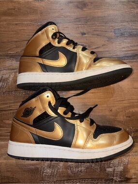 Nike Air Jordan 1 Mid SE Metallic Gold Black Grade School Sneakers Youth 4.5